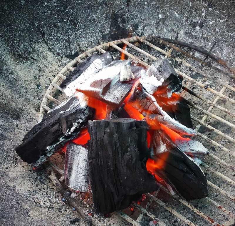 BBQ用の炭に火を入れる