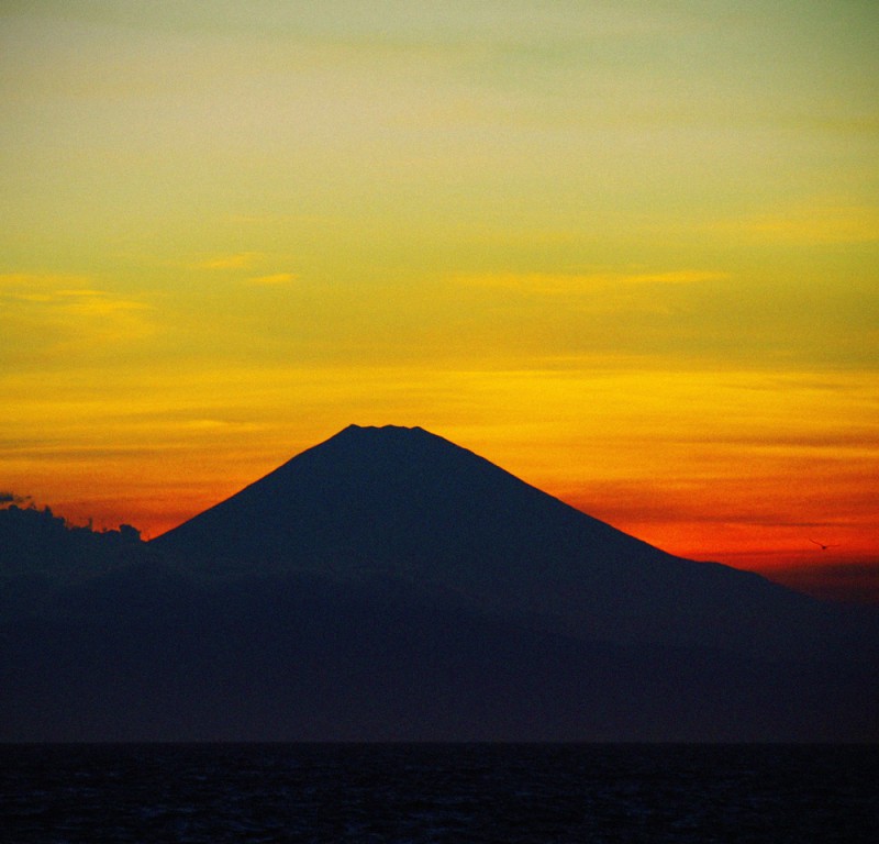 夕焼けの海に浮かぶ富士山