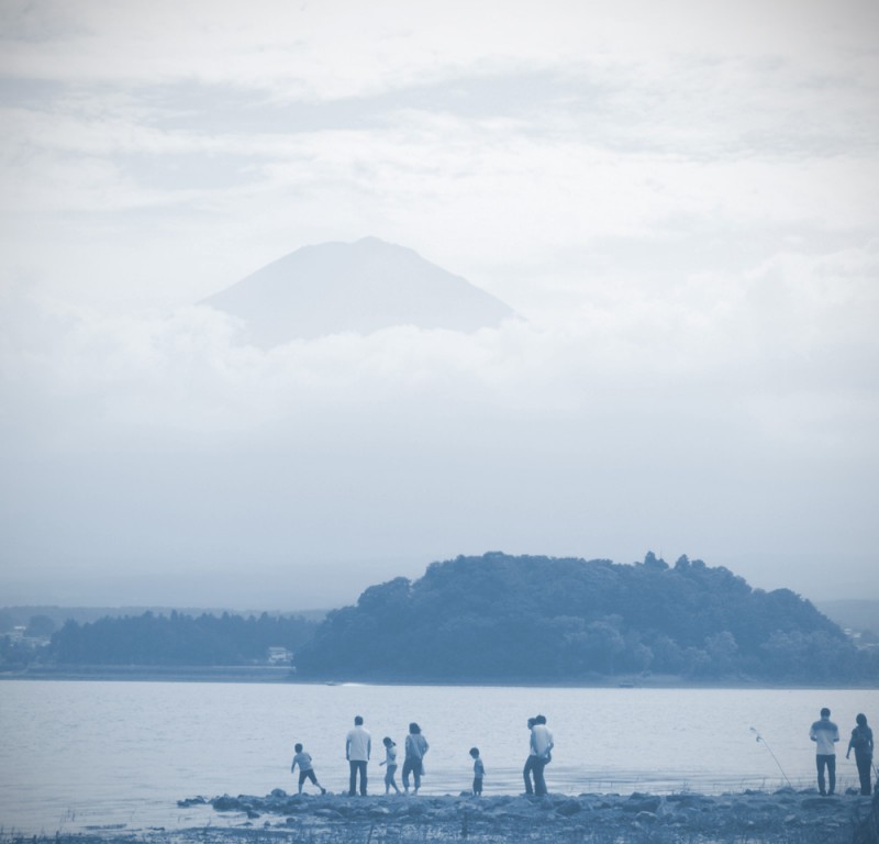 富士の裾野で遊ぶ人々