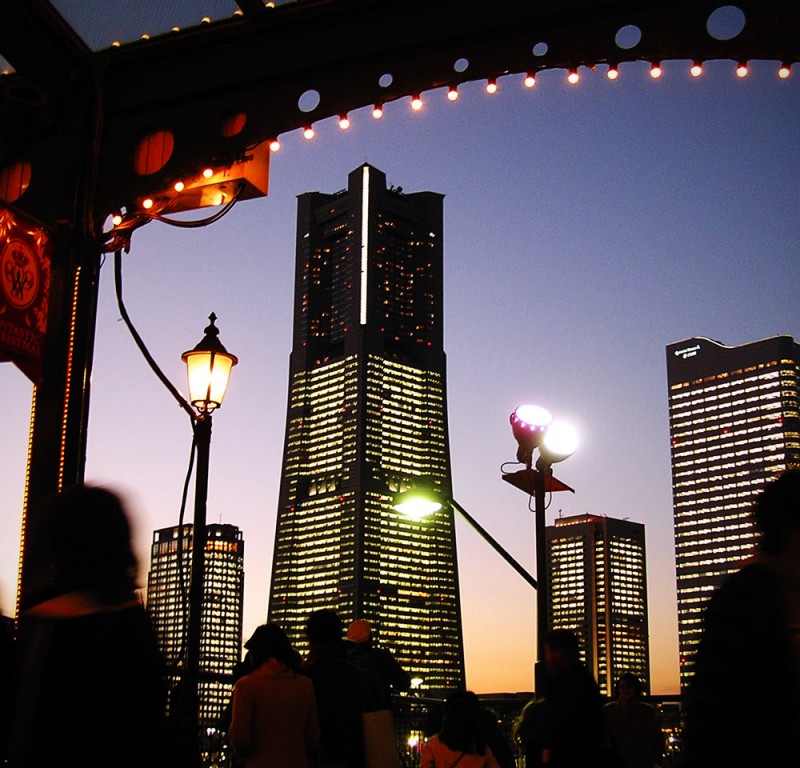 日没の横浜ランドマークタワーとイルミネーション