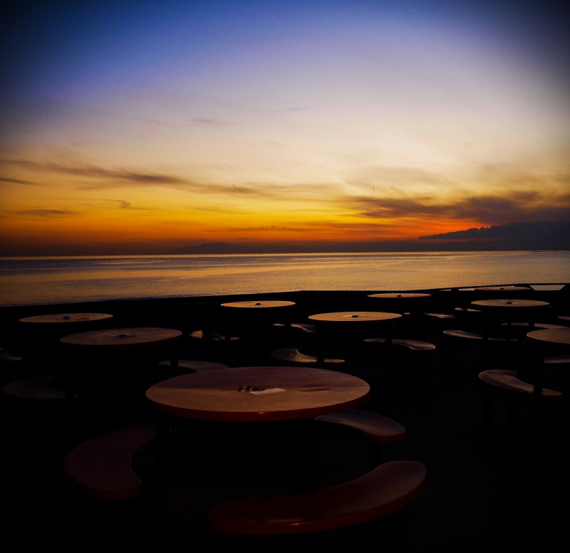 夕焼けと丸いテーブルのある風景